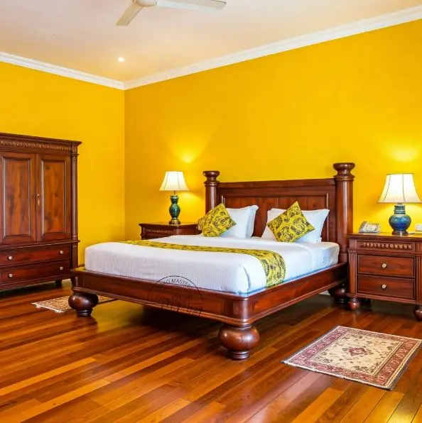 Zayumi Craft Kingsize Bed + 2 bedside tables 