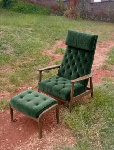 Mau Axis Lounge Chair + Footrest)