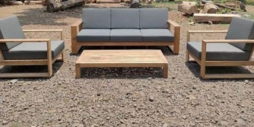Backyard Bonanza Couch 5 seater plus center table